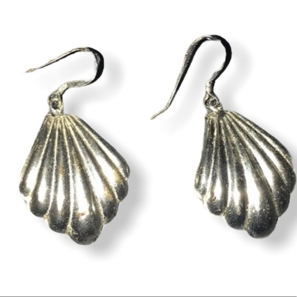 Silver shell Wire earrings Ribbed Tarnish resistant - Picture 1 of 9